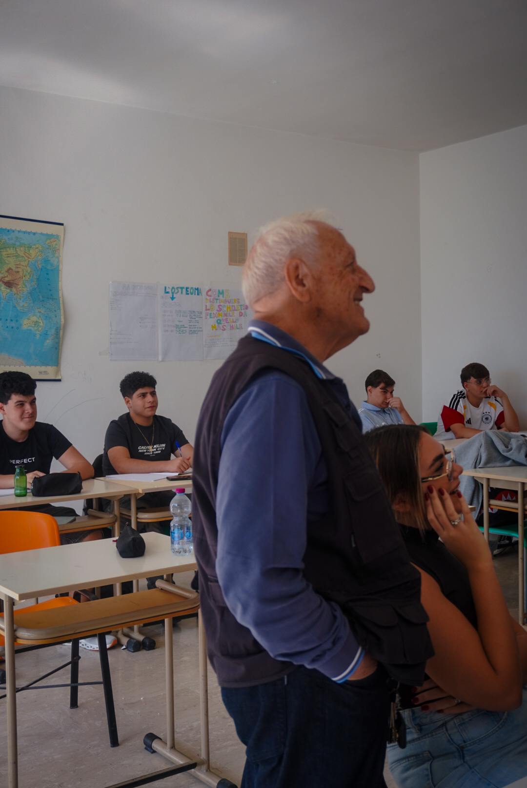 Studenti del liceo in un'aula luminosa dell'Istituto Don Mauro Villaricca